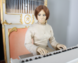 Eva-Katharina joue de l’orgue (détail).