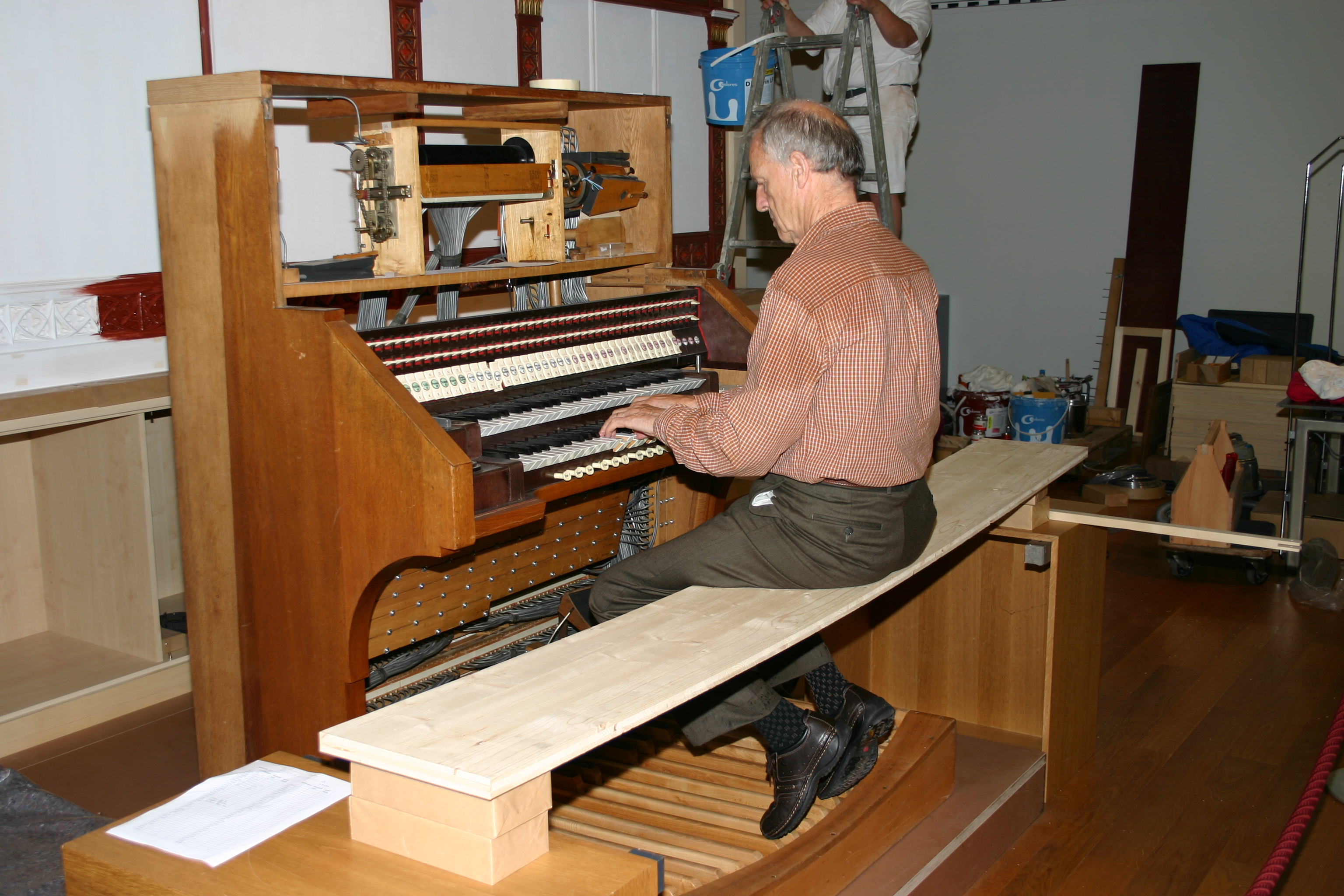 David Rumsey testet die Orgel beim Aufbau