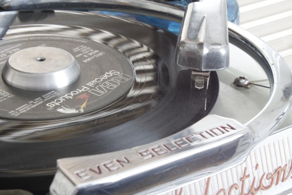 Rock-Ola 1454, Jukebox für Single-Platten, Rock-Ola Manufacturing Corporation, Chicago, USA 1956. 60 Single-Platten mit 120 Wahlmöglichkeiten