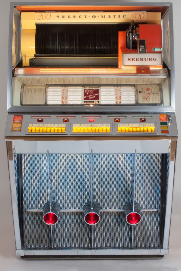 Seeburg KD 200, Jukebox für Single-Platten, J. P. Seeburg Piano Company Chicago, USA 1957. 100 Single-Platten mit 200 Wahlmöglichkeiten