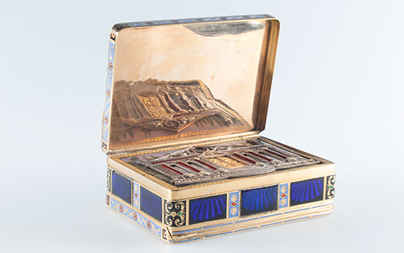 Jewellery box with musical mechanism