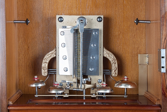 Das Innenleben einer Plattenspieldose mit Glockenspiel