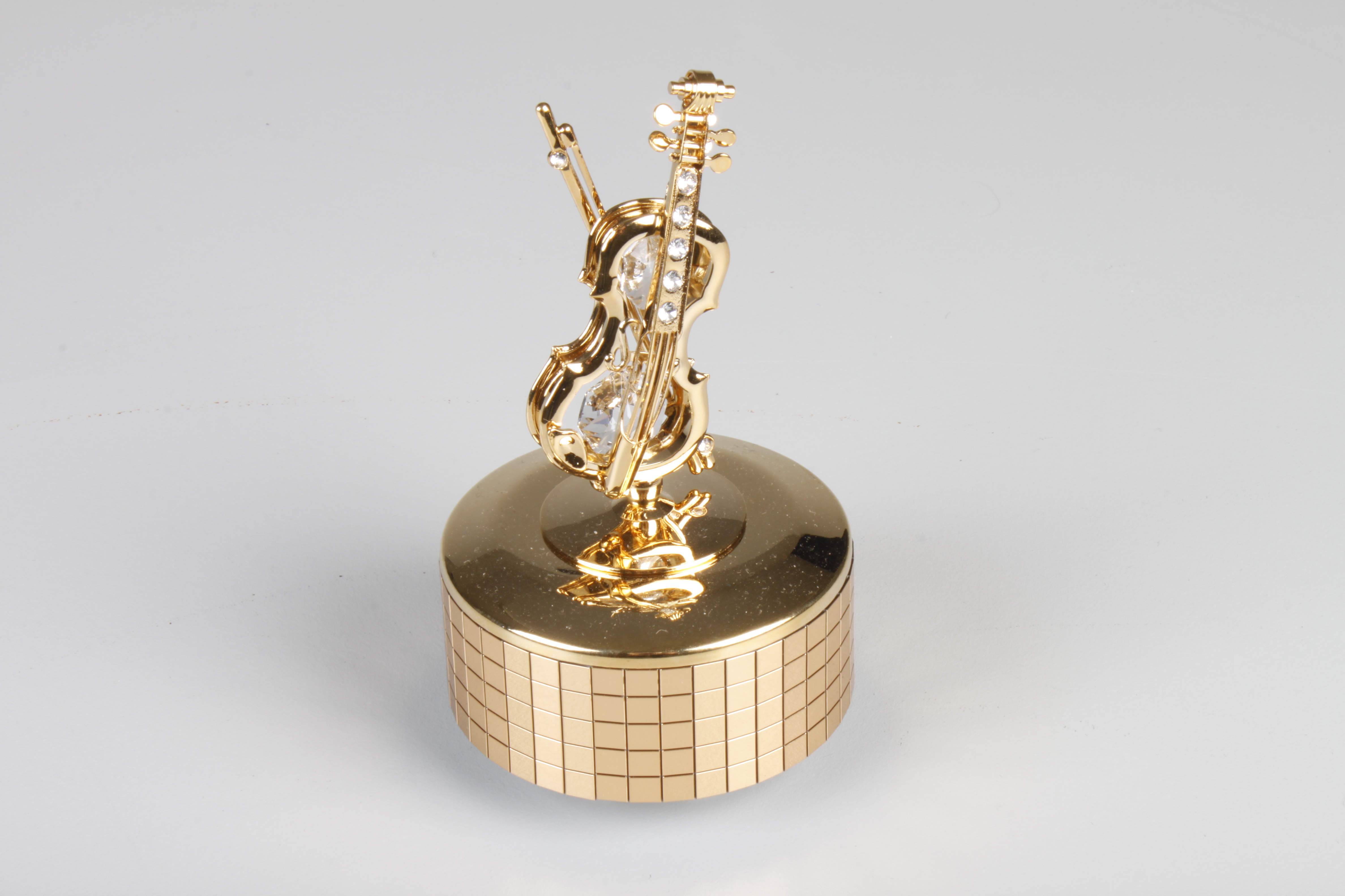 Drehteller mit goldenem Instrument