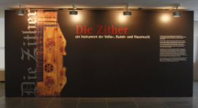 Der Eingang zur Zither-Sonderausstellung