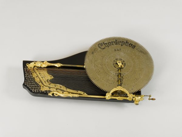 Bereich mechanische Zithern: Chordephonzither, Claus & Co, Leipzig, um 1900 – von oben gesehen