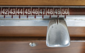 Music-Boy, Jukebox für Single-Platten, Elektromechanischer Gerätebau Holenweg, Herzogenbuchsee, Schweiz 1953/54. 25 Single-Platten mit 50 Wahlmöglichkeiten