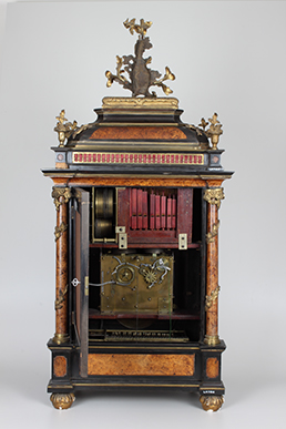 Pendule religieuse avec carillon et jeu de flûtes, vue de l'intérieur