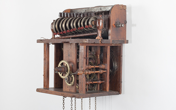 Horloge mécanique en bois avec carillon, vue de l'intérieur