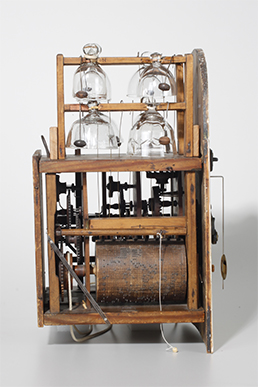 Horloge mécanique en bois avec carillon en verre, vue de l'intérieur
