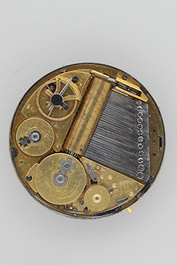 Montre de poche dotée d'un mécanisme musical, vue de l'intérieur