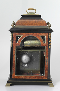 Pendule religieuse dotée d'un mécanisme musical, vue de l'intérieur