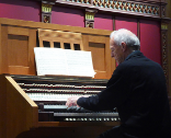 David Rumsey an der Britannic-Orgel