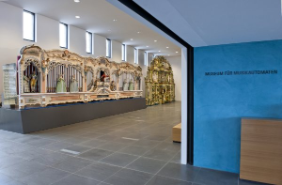 Blick vom Eingangsbereich ins Museumsfoyer mit den grossen Orgeln