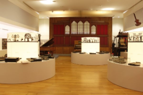 Ein Blick in den Klangkunst-Saal mit der Zither-Ausstellung