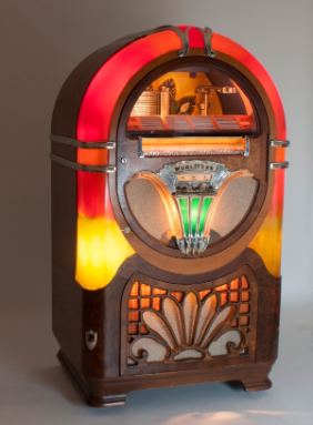 Wurlitzer Modell 750, Jukebox für Schellackplatten, Rudolph Wurlitzer Company Cincinnati, USA 1941. 24 Schellackplatten mit 24 Wahlmöglichkeiten