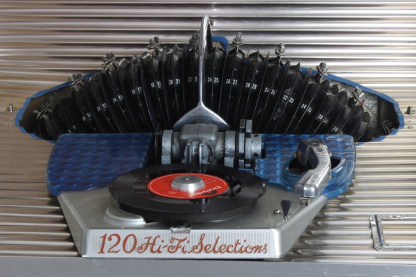 Rock-Ola 1454, Jukebox für Single-Platten, Rock-Ola Manufacturing Corporation, Chicago, USA 1956. 60 Single-Platten mit 120 Wahlmöglichkeiten