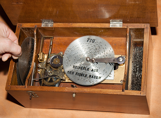Eine kleine Plattenspieldose mit einem Plattendurchmesser von rund 10cm